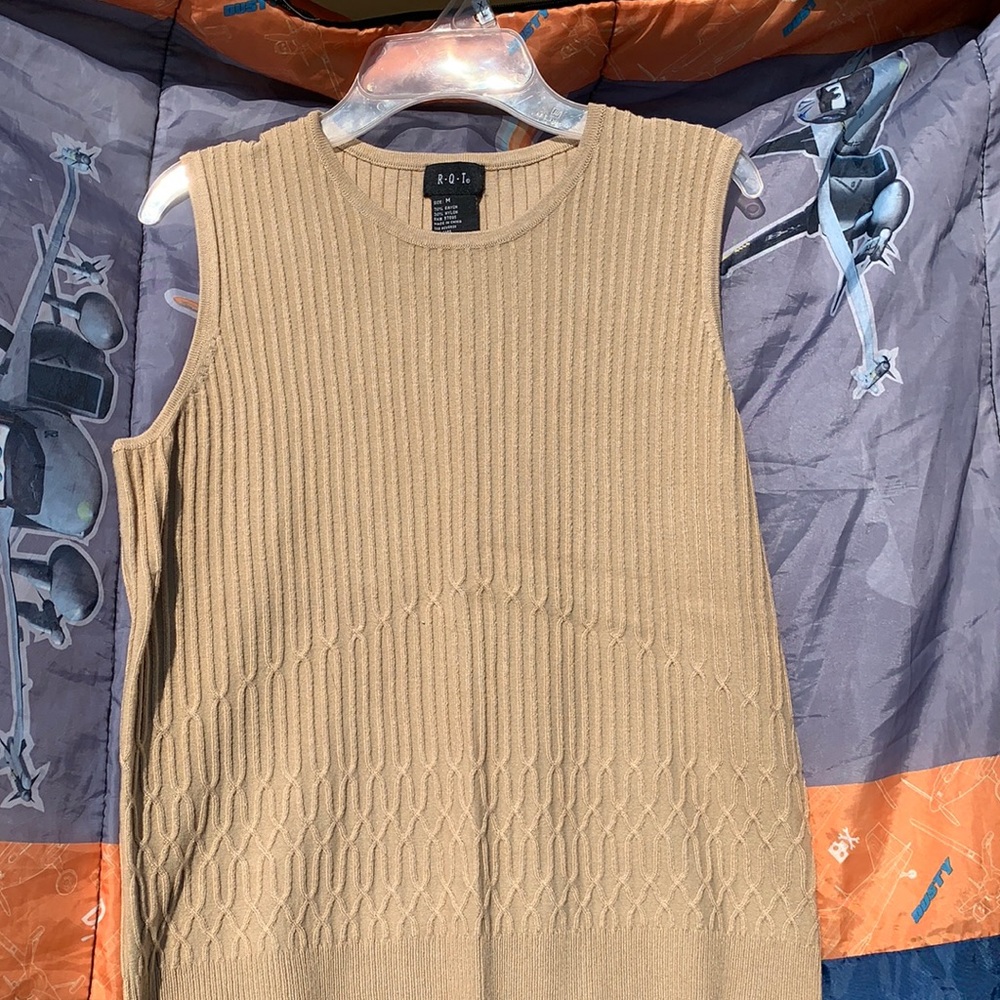 RQT medium sleeveless sweater